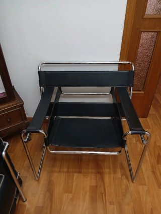 Poltrona in acciaio e pelle nera