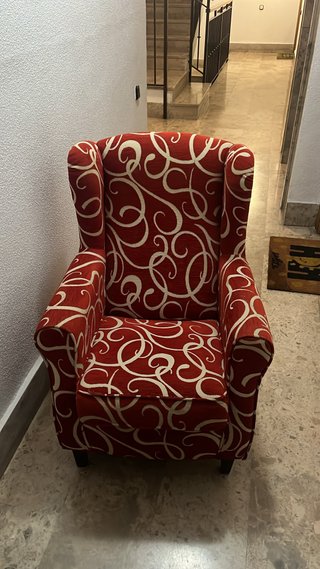 Sillón de tela con estampado