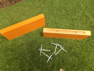 Dos estantes naranjas de madera