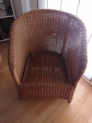 Sillón de mimbre marrón
