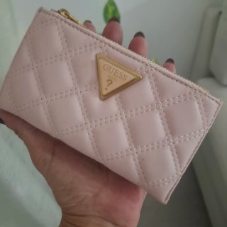Monedero Guess acolchado dorado