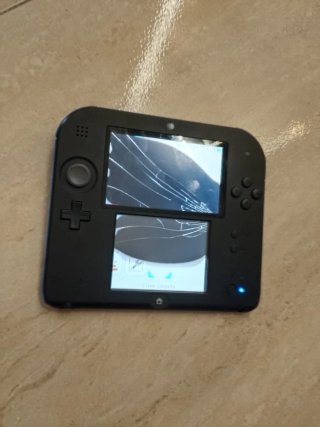 Console Nintendo 2DS nera e blu, ideale per pezzi o riparazione schermi