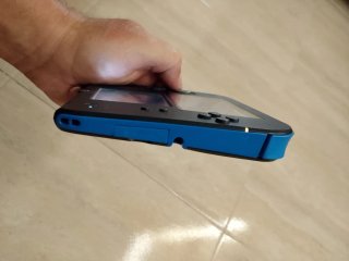 Console Nintendo 2DS nera e blu, ideale per pezzi o riparazione schermi