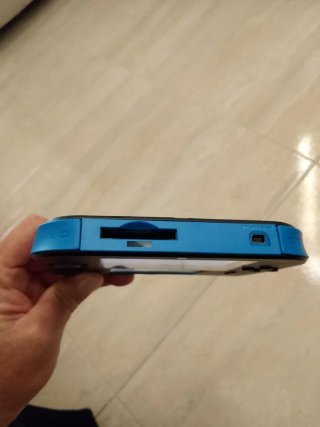 Console Nintendo 2DS nera e blu, ideale per pezzi o riparazione schermi