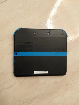 Console Nintendo 2DS nera e blu, ideale per pezzi o riparazione schermi