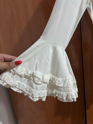 Blusa blanca escote V manga larga volantes