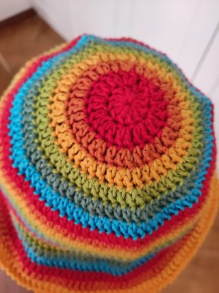 Cappello pescatore arcobaleno uncinetto