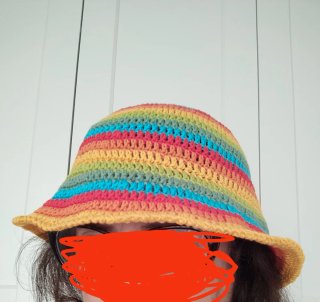 Cappello pescatore arcobaleno uncinetto