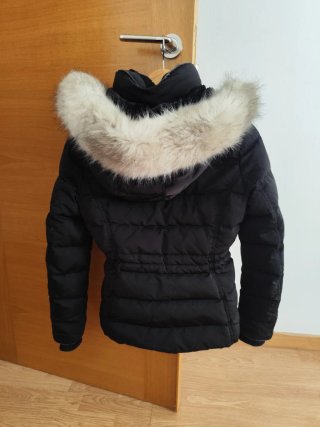 Chaquetón de plumas negro con capucha