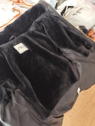 Chaquetón de plumas negro con capucha