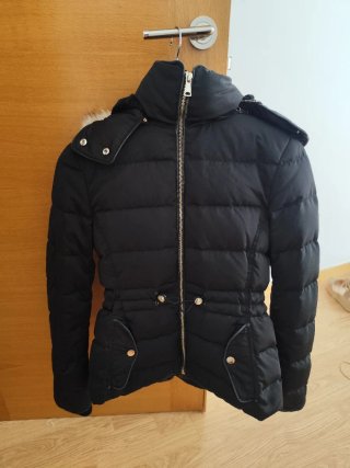 Chaquetón de plumas negro con capucha