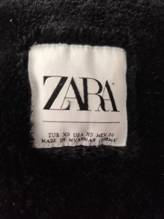 Chaquetón de plumas negro con capucha