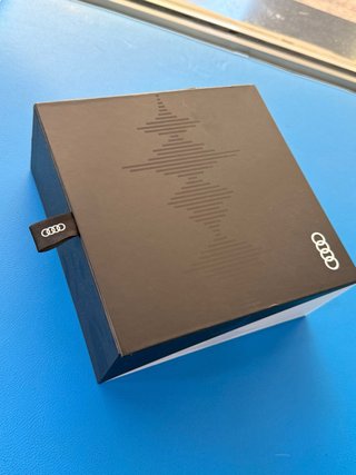 Auriculares Audi Negros y Plateados