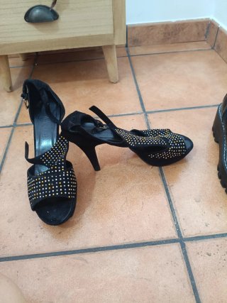 Zapatos de tacón negros con pedrería