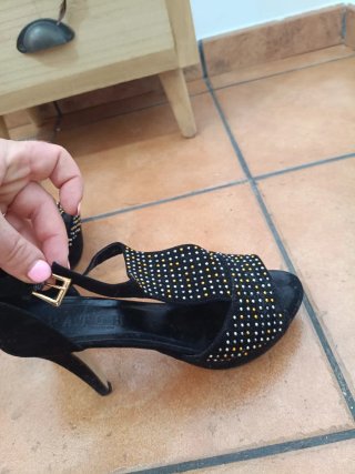 Zapatos de tacón negros con pedrería