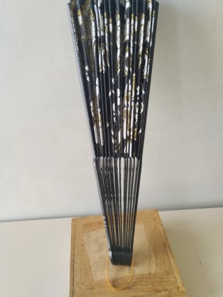 Abanico negro con gancho dorado dibujos blancos y