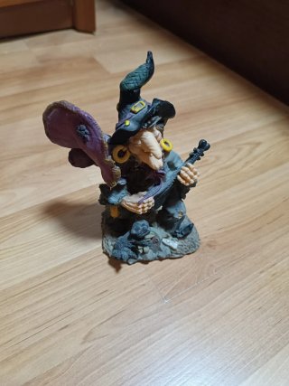 Figura di Strega con Sassofono Rustico e Teschi