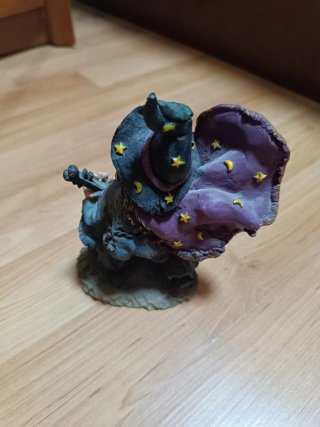 Figura di Strega con Sassofono Rustico e Teschi