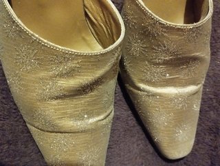 Zapatos de tacón dorados sin cierre