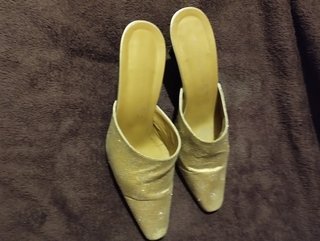 Zapatos de tacón dorados sin cierre