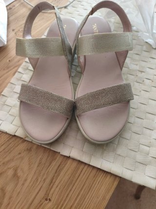Sandalias cuña beige y doradas