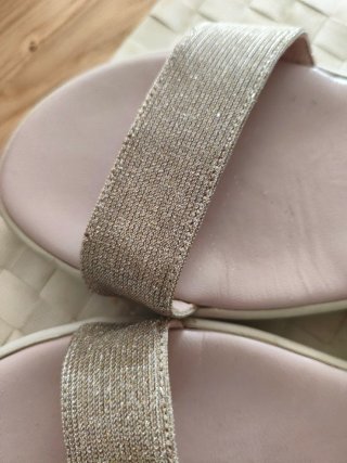Sandalias cuña beige y doradas