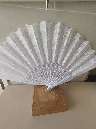 Abanico blanco con enganche y dibujos plateados y