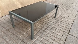 Mesa de centro cristal negro y metal