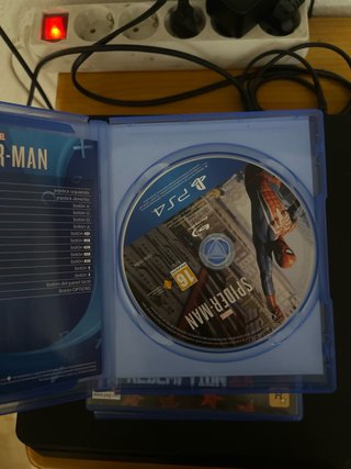 PS4 Slim 1TB Negra + Mando y Cables