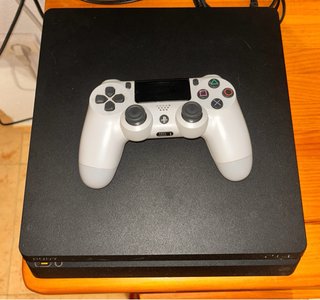PS4 Slim 1TB Negra + Mando y Cables