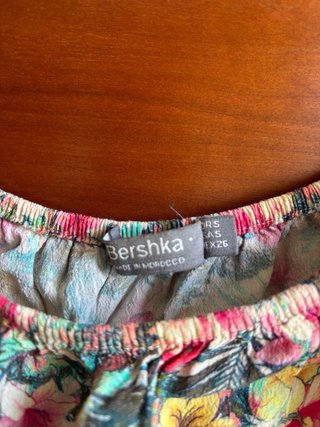 Top floral Bershka hombros descubiertos