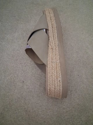 Sandalias verde con etiqueta.