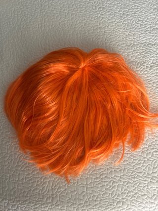 Peluca corta naranja carnaval