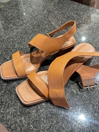 Sandalias de tacón marrón