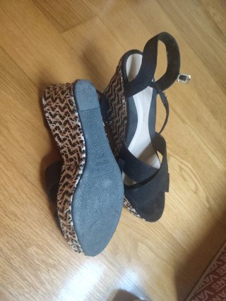 Sandalias de cuña negras y estampado animal.