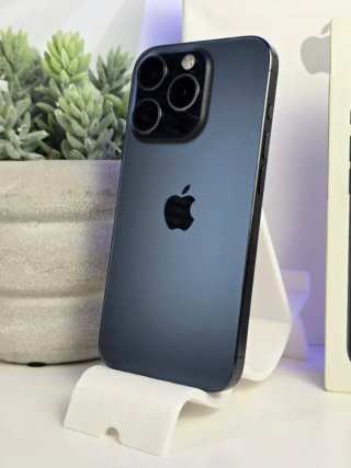 iPhone 15 Pro blu scuro