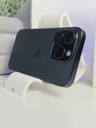 iPhone 15 Pro blu scuro