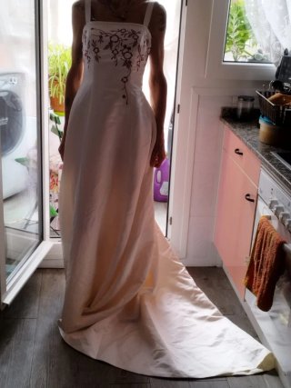 Vestido de novia bordado con detalles de encaje