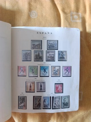 Album di francobolli Spagna quasi completo