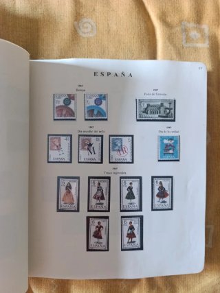 Album di francobolli Spagna quasi completo