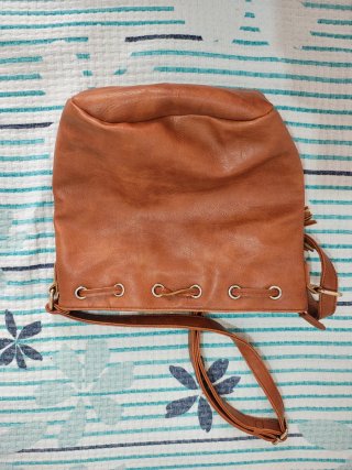 Bolso bombonera piel tachuelas