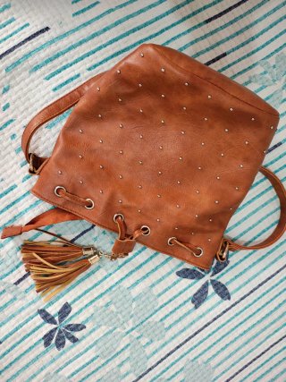 Bolso bombonera piel tachuelas