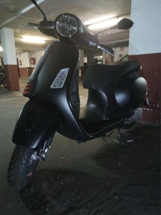 Vespa Negra Scooter