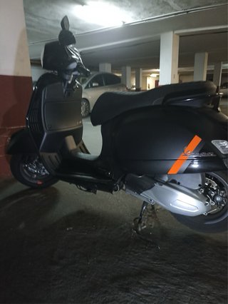 Vespa Negra Scooter