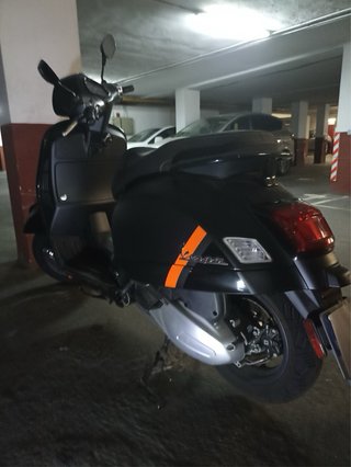 Vespa Negra Scooter