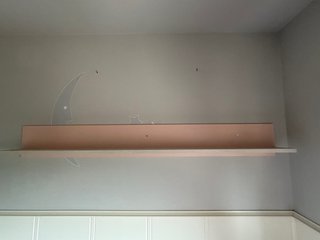 Cama, estantería y mesa de estudio