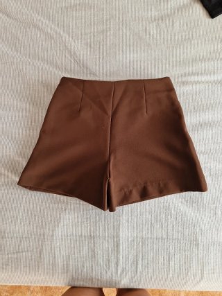 Falda pantalón marrón con hebilla dorada