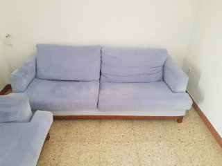 Sofá de tela azul y blanco