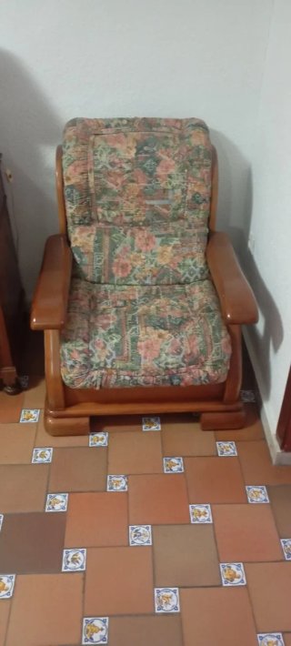 Sillón de tela y madera