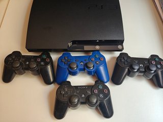 PlayStation 3 con 4 mandos y 5 juegos